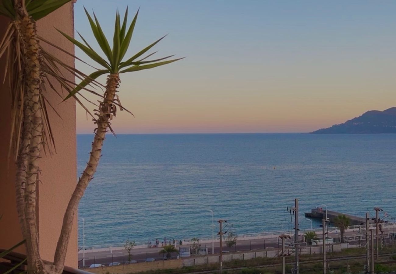 Apartment in Cannes-la-Bocca - Cannes Beach résidence / Vue mer piscine