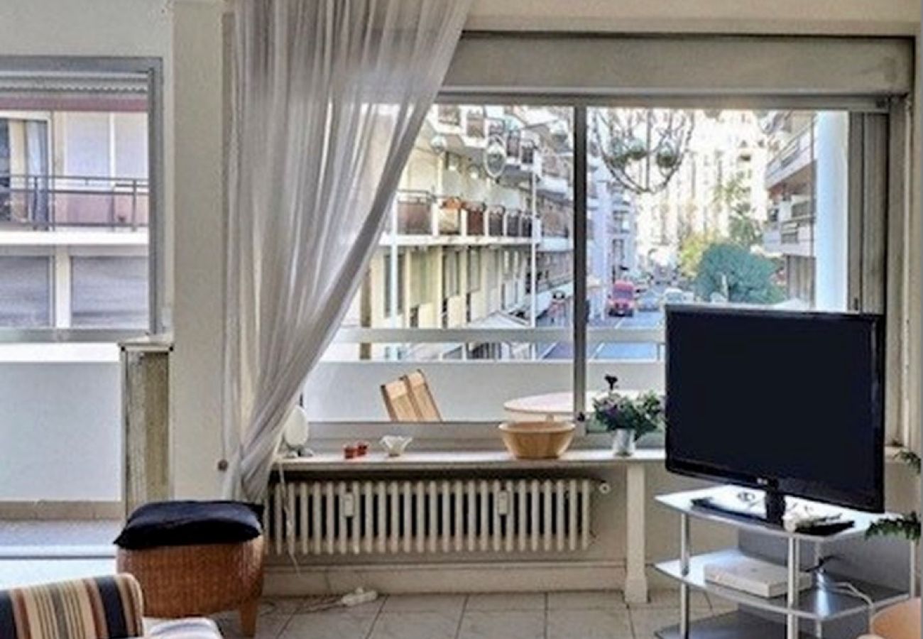 Studio in Cannes - THE11 / STUDIO MARTINEZ