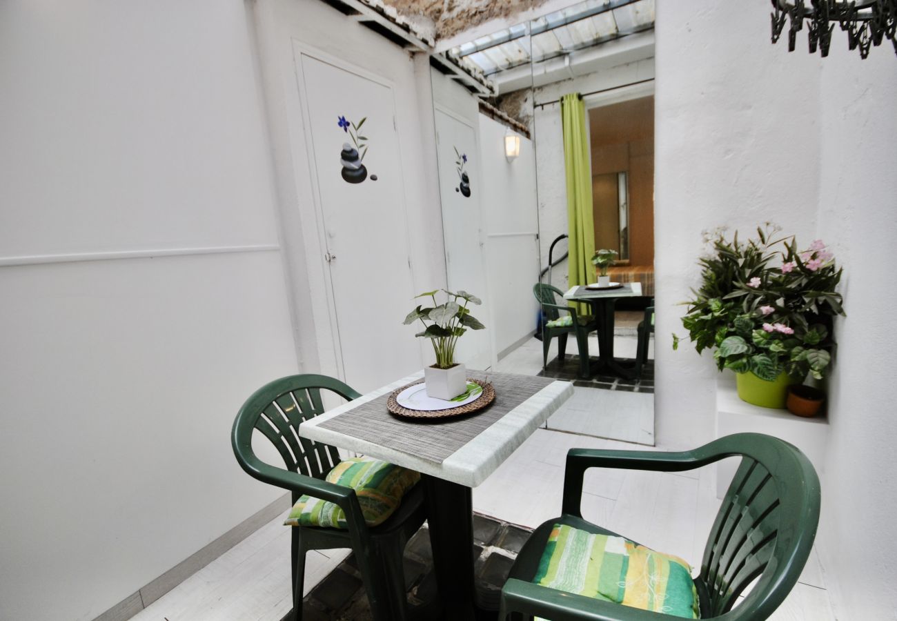 Appartement à Cannes - GIB262 /  Charmant logement situé Place Gambetta