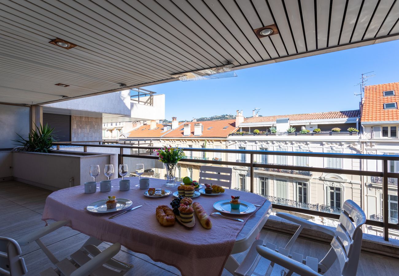 appartement lumineux avec terrasse 15m2 orientée Est Cannes centre