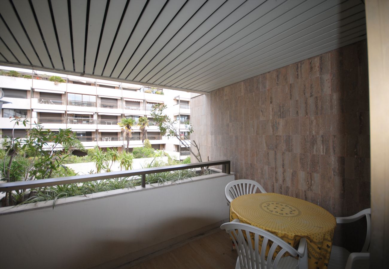 location studio Cannes centre balcon proche Palais et Croisette