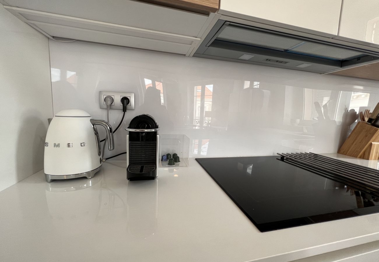 cuisine haut équipée Cannes avec cafetiere et électroménager