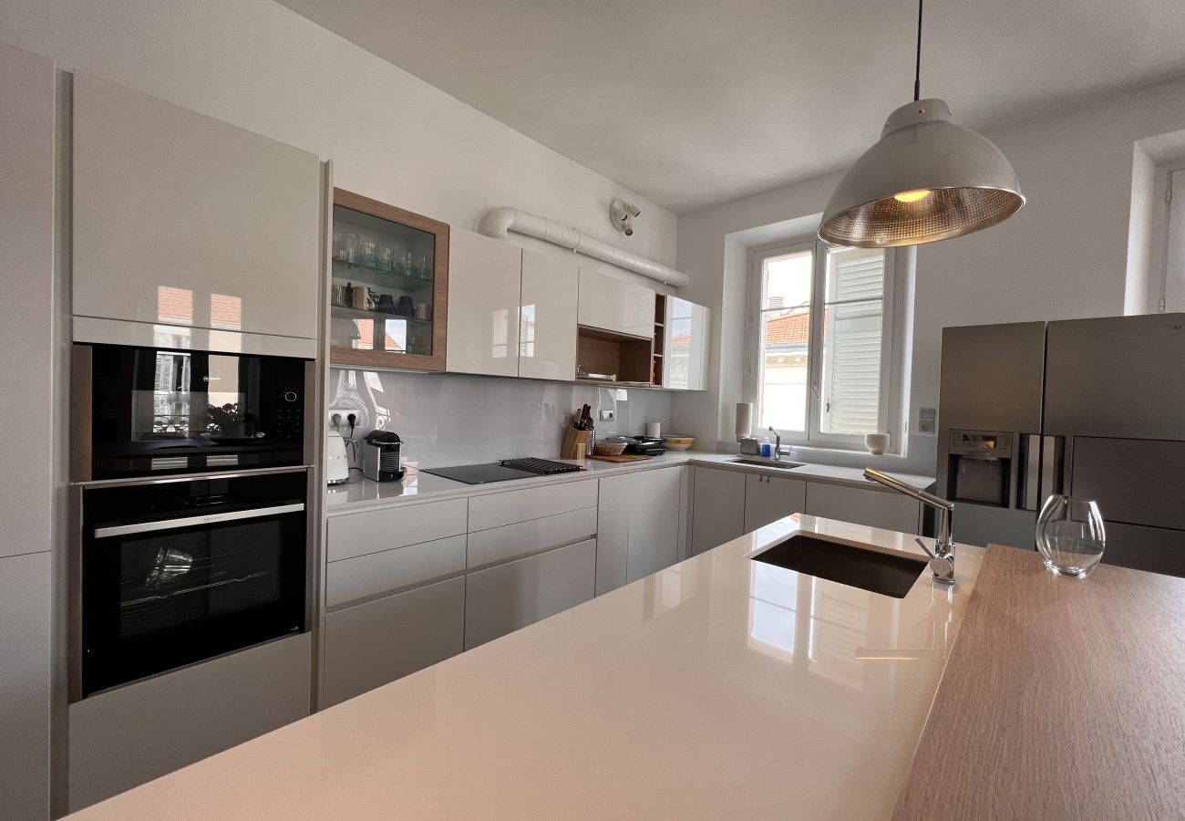 appartement Cannes cuisine complète four lave-vaisselle