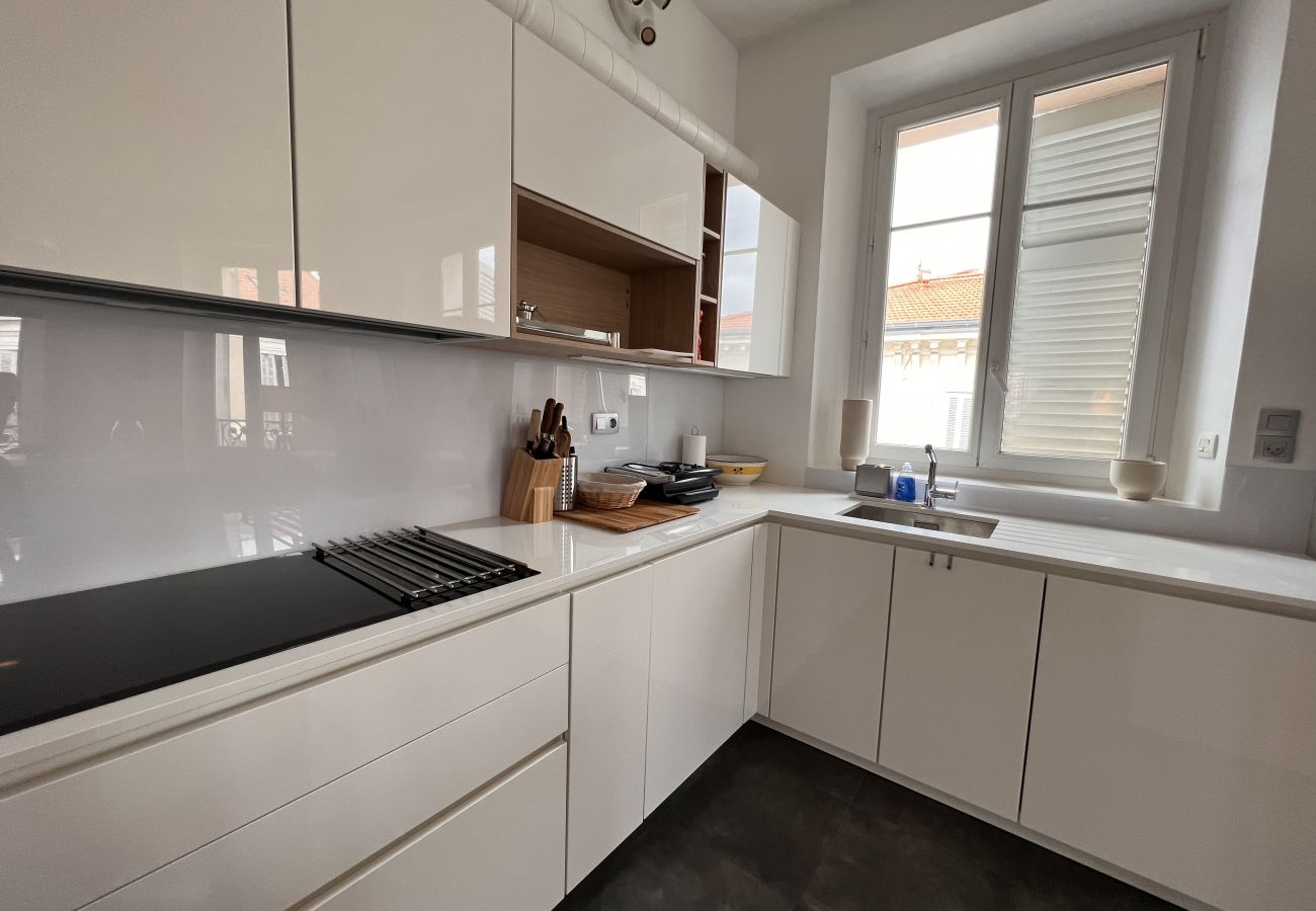 appartement Cannes cuisine complète four lave-vaisselle