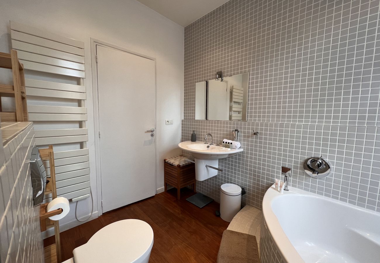 appartement Cannes salle de bain moderne avec baignoire