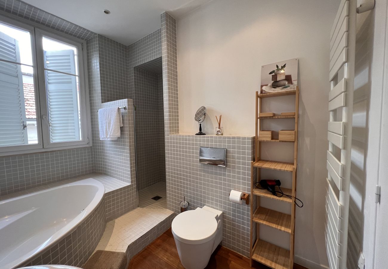 appartement Cannes salle de bain moderne avec baignoire