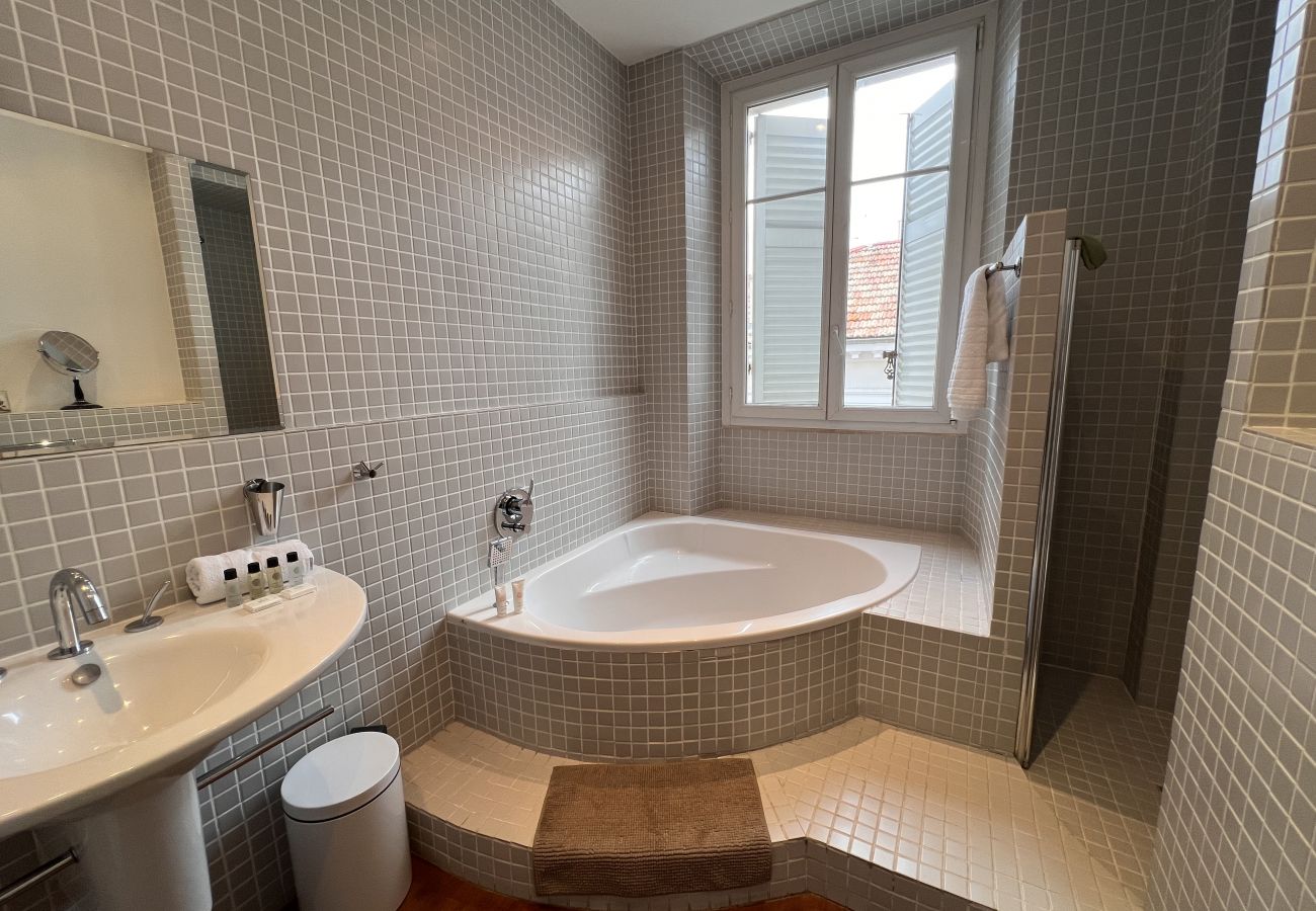 appartement Cannes salle de bain moderne avec baignoire