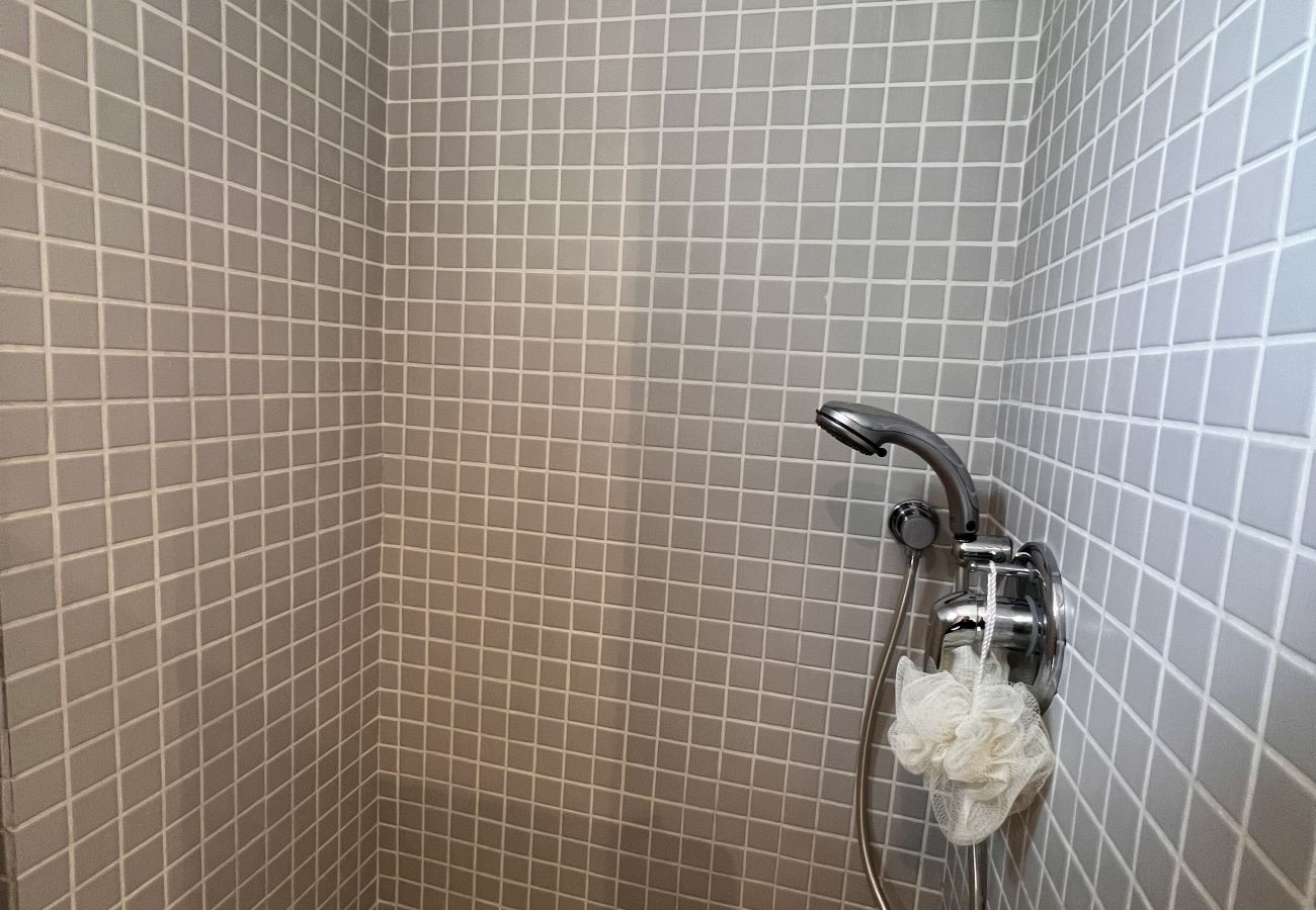 appartement Cannes salle de bain moderne avec baignoire