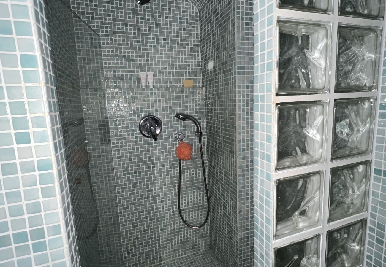 location Cannes salle de bain équipée pour séjour longue durée