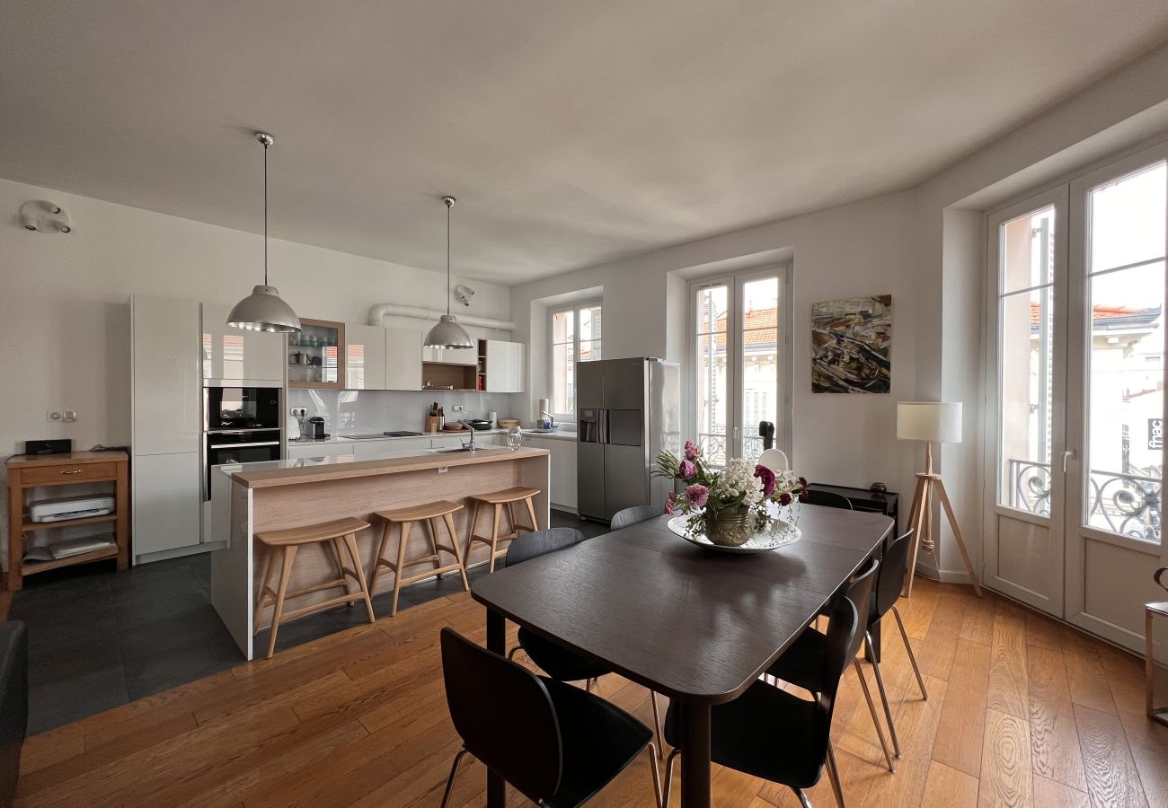 appartement spacieux avec balcon et cuisine ouverte Cannes