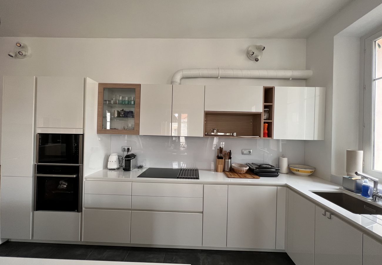 appartement Cannes cuisine complète four lave-vaisselle