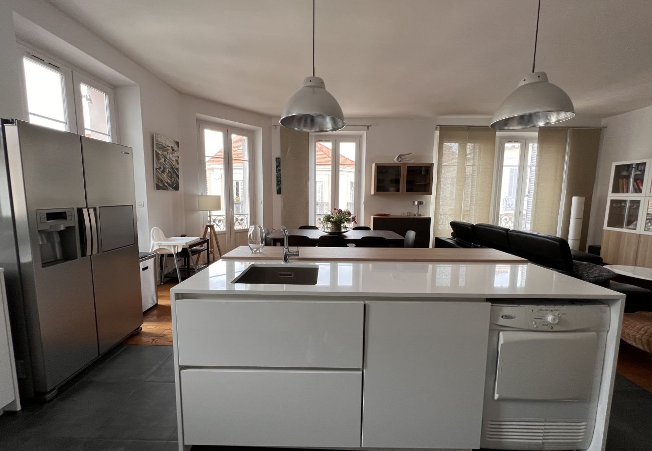 appartement Cannes cuisine complète four lave-vaisselle