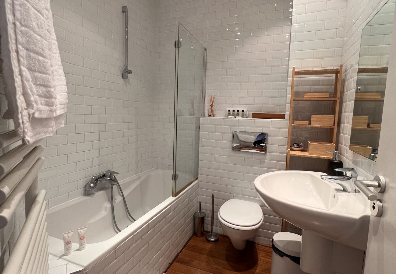 location Cannes centre salle de bain familiale avec baignoire