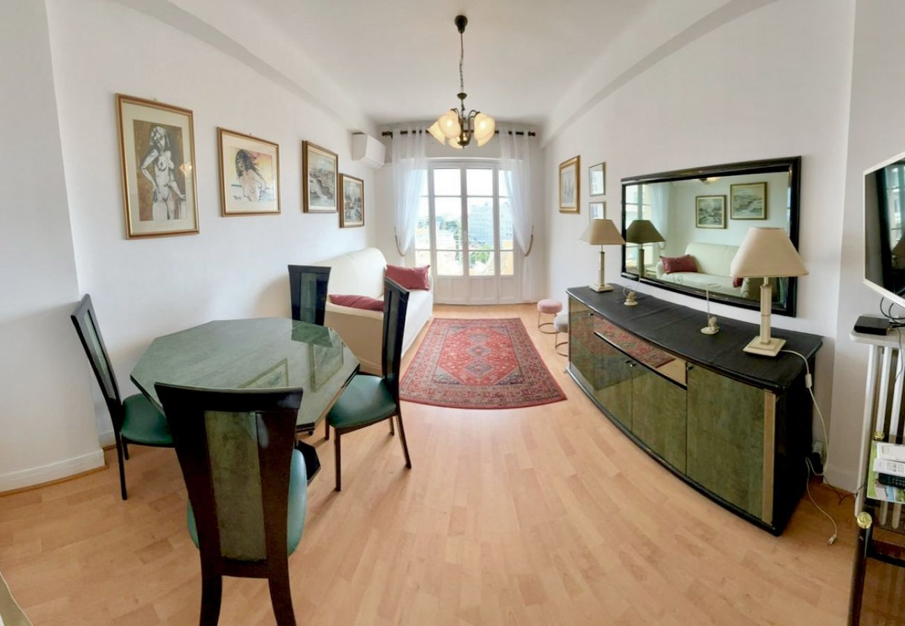 chambre à coucher spacieuse et lumineuse