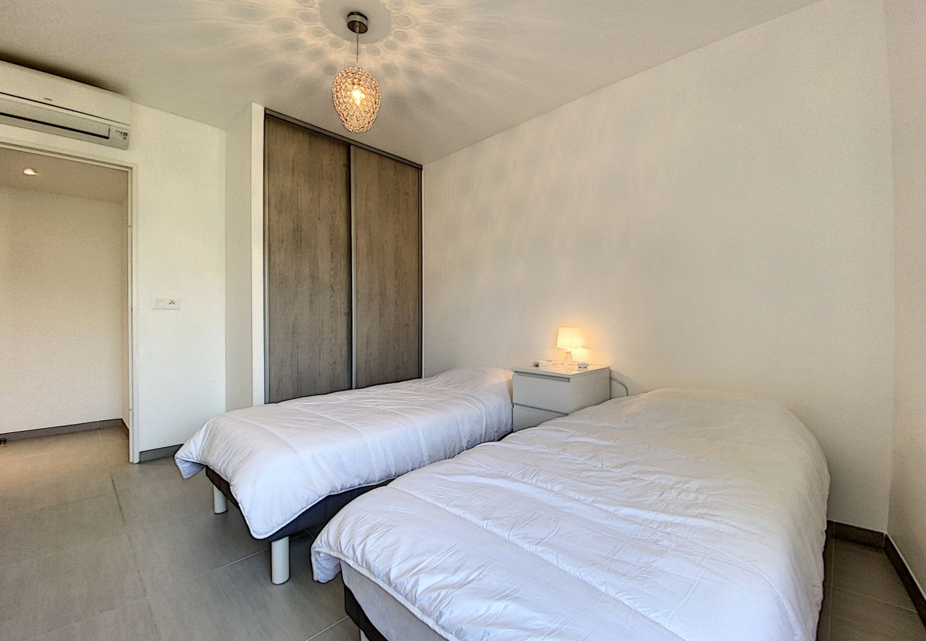 Chambre avec deux lits simples parfaite pour amis ou enfants