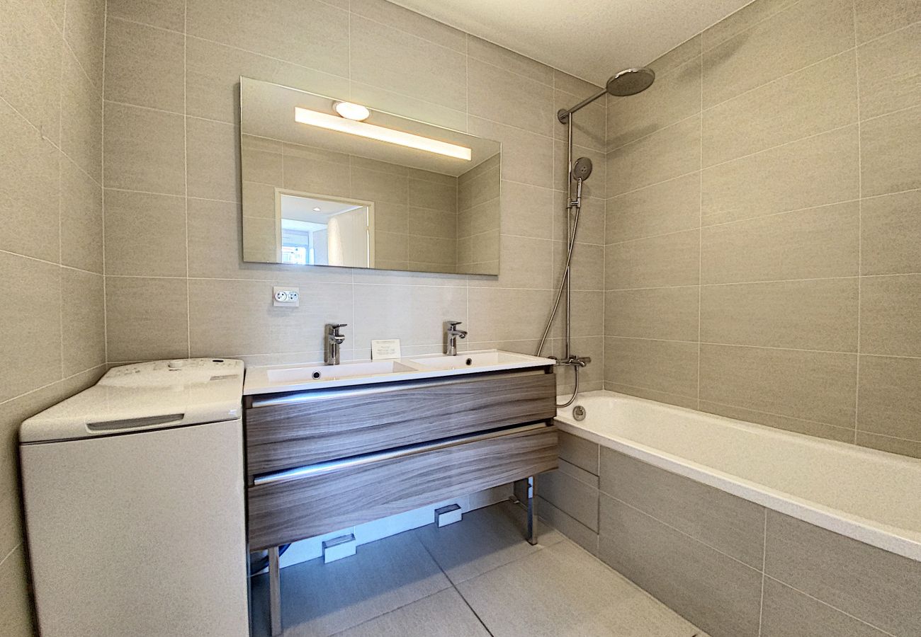 Salle d’eau rénovée avec équipements contemporains