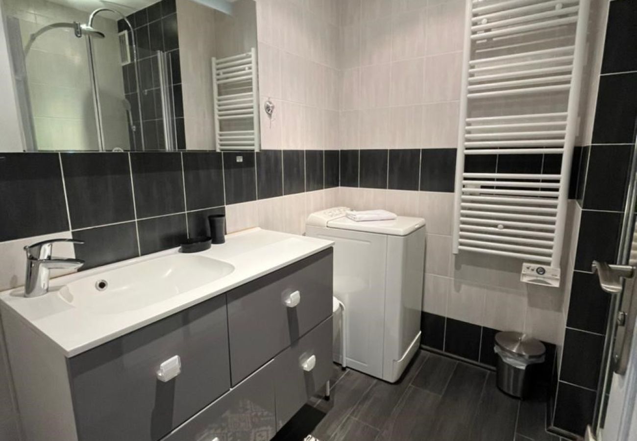 Salle de bain moderne avec douche à l’italienne