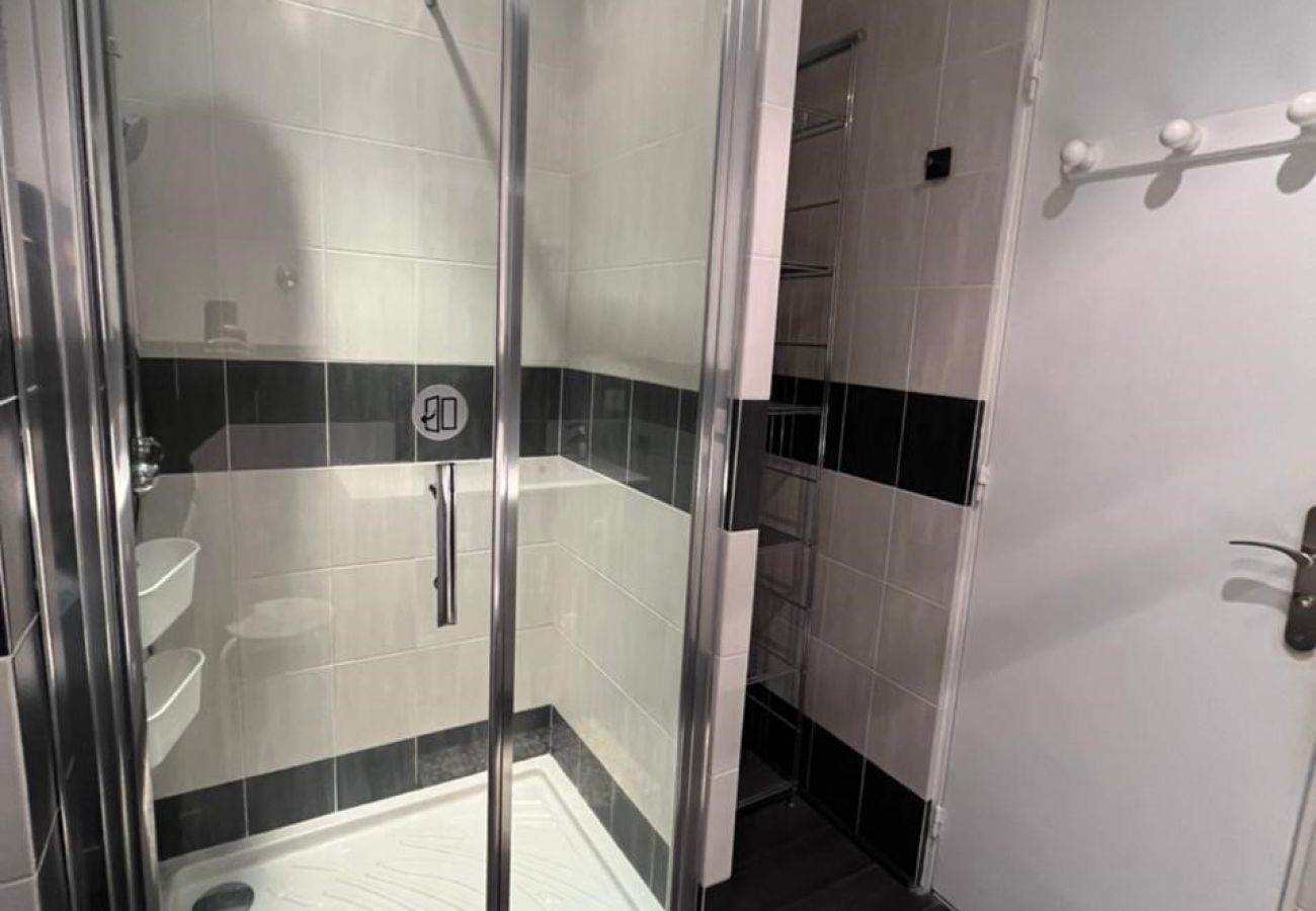 Salle de bain moderne avec douche à l’italienne