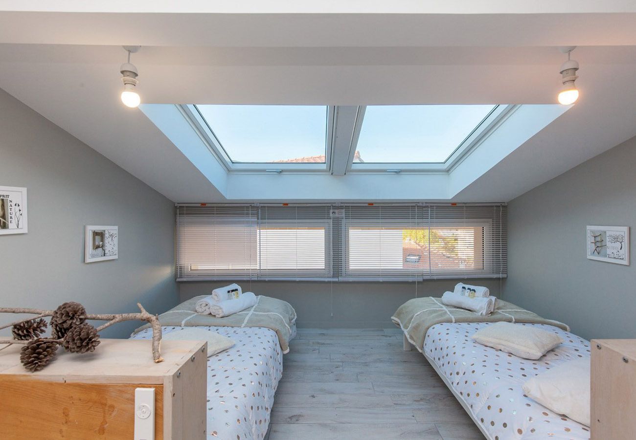 chambre à coucher avec deux lits simples confortable