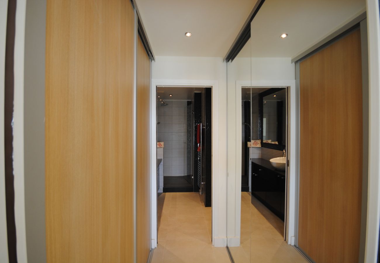 salle de bain moderne et confortable