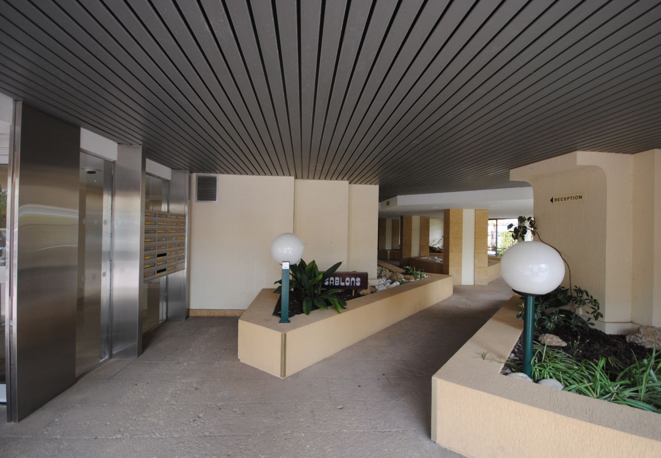 extérieur de l’immeuble avec deux ascenseurs