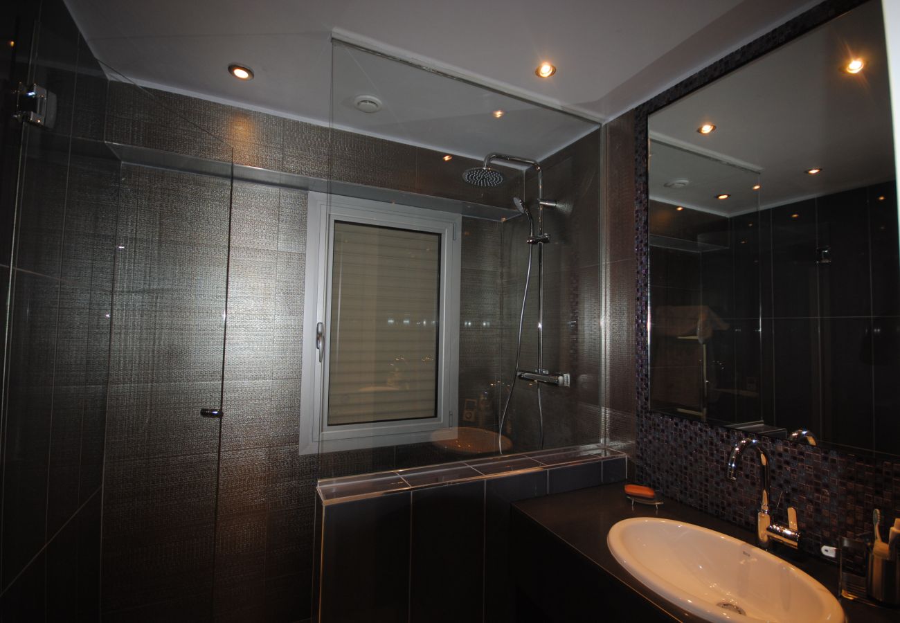 salle de bain moderne et élégante avec douche à l’italienne