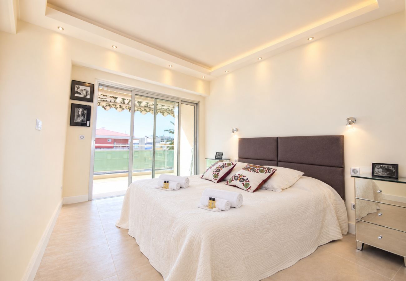 Appartement à Cannes - Vue mer 3 pièces terrasse plage Palm Beach TUI1376