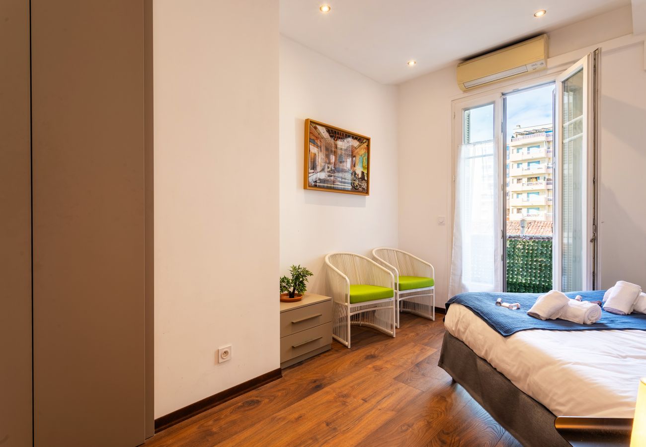 Chambre avec balcon, climatisation et déco moderne. Parfaite pour un séjour relaxant.