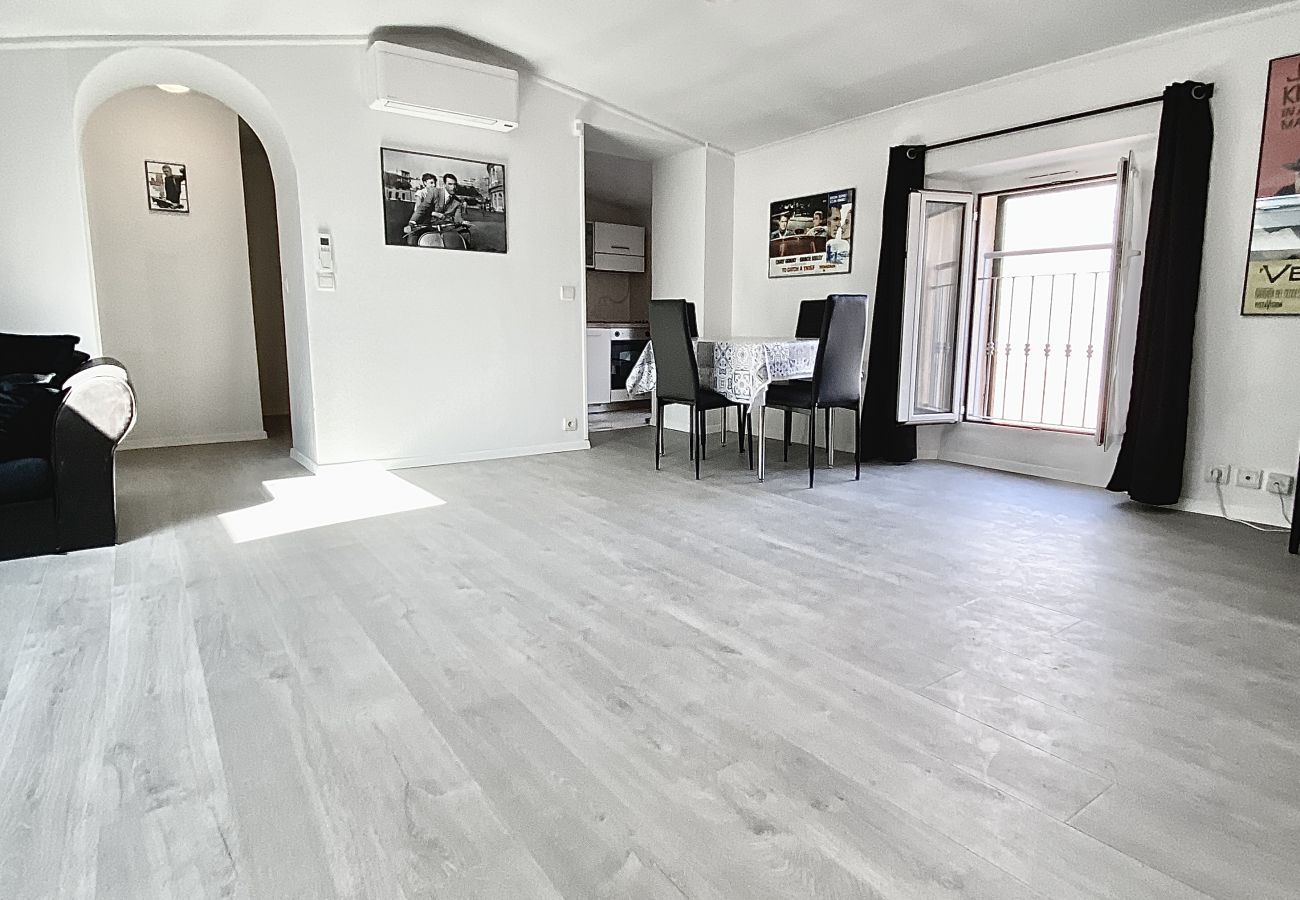 salle à manger spacieuse et lumineuse