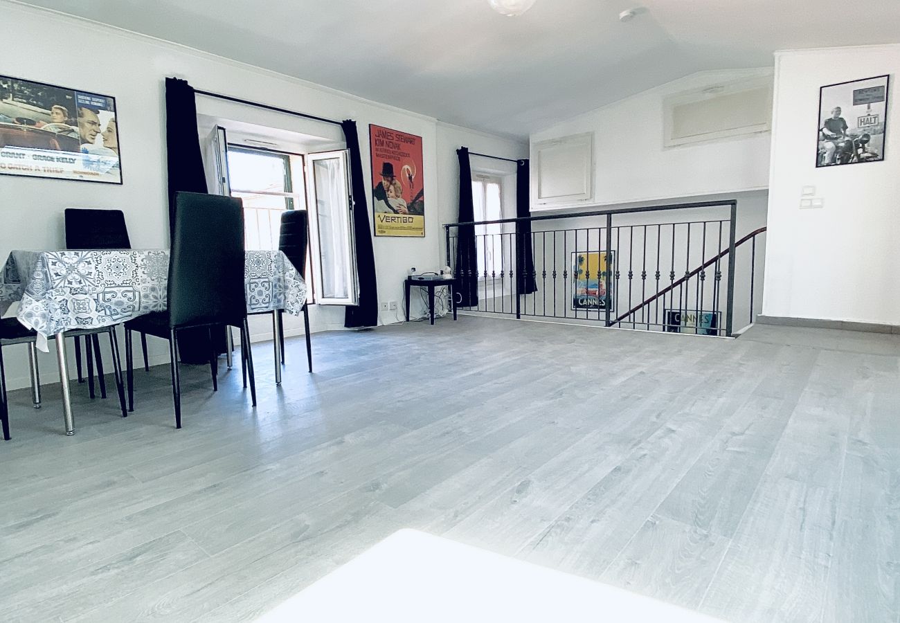 salon spacieux et lumineux