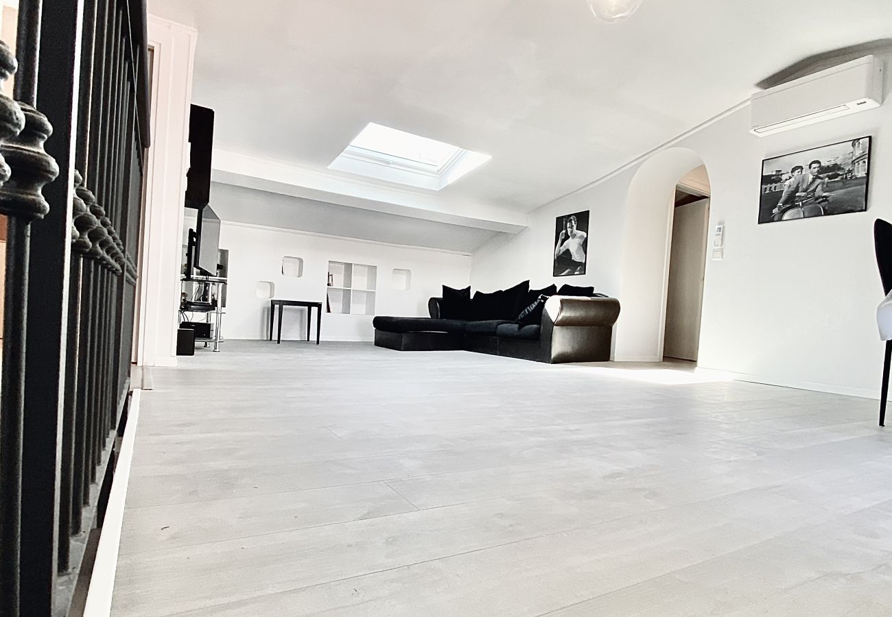 salon spacieux et lumineux