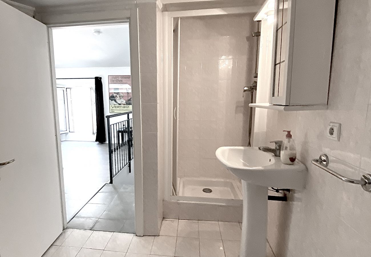 salle de bain avec rangements intégrés