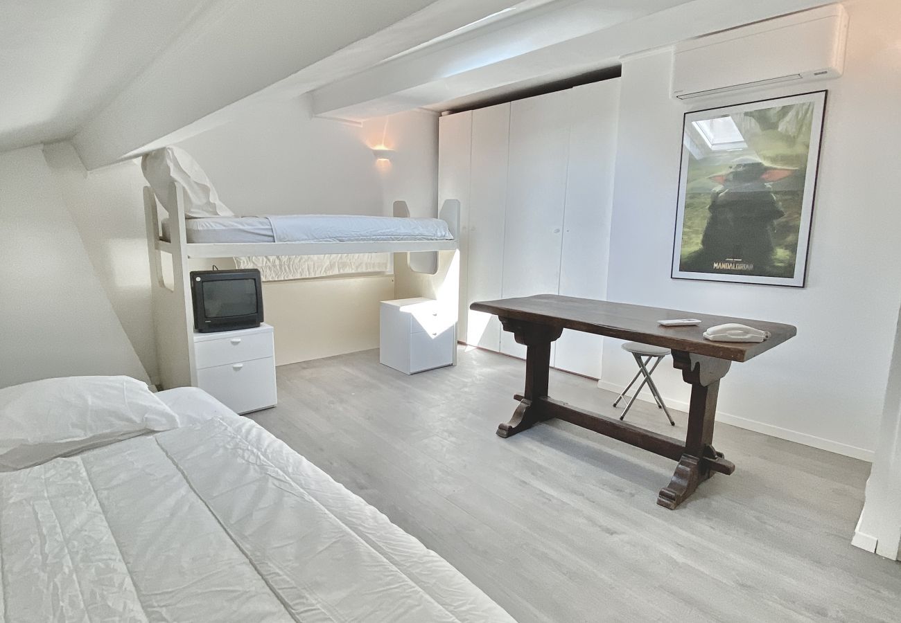 chambre à coucher spacieuse et lumineuse