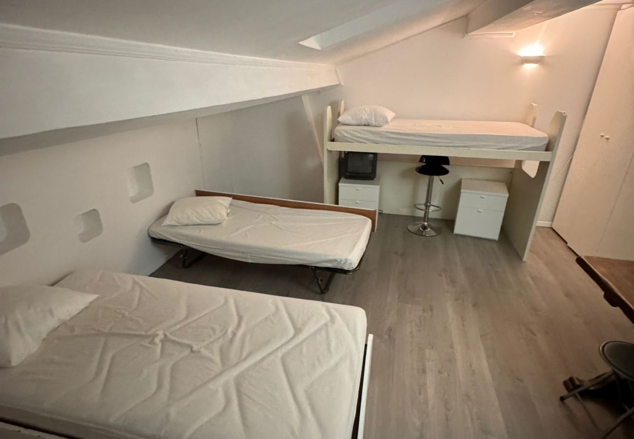 chambre à coucher spacieuse et lumineuse