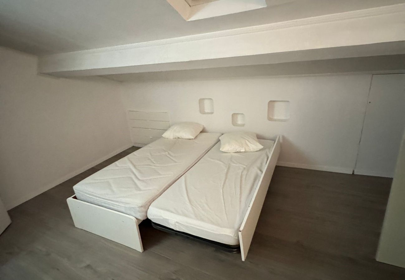 chambre à coucher spacieuse et lumineuse