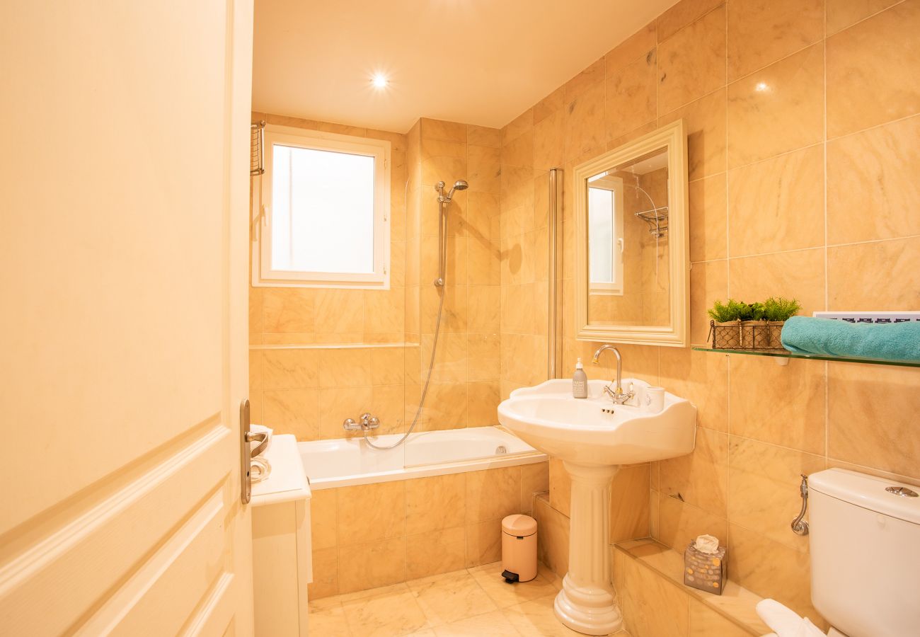 Salle de bain avec baignoire et WC