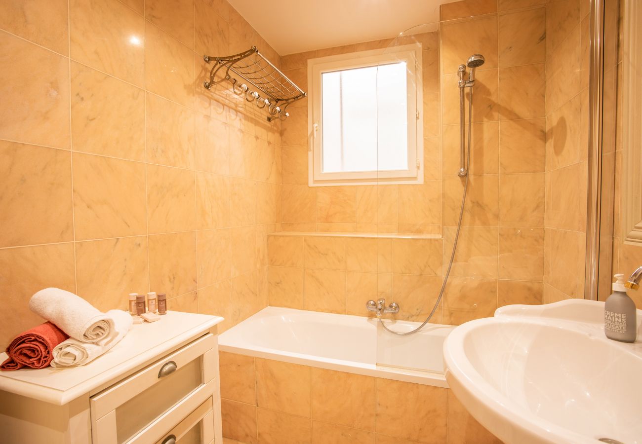 Salle de bain avec baignoire