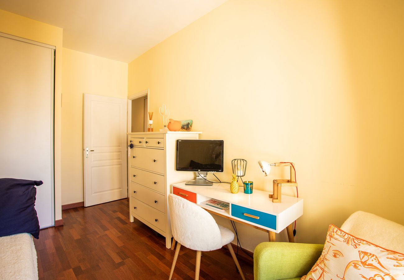 Chambre à coucher avec rangement