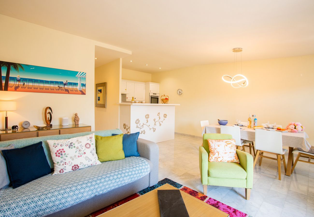 Salon lumineux avec salle à manger