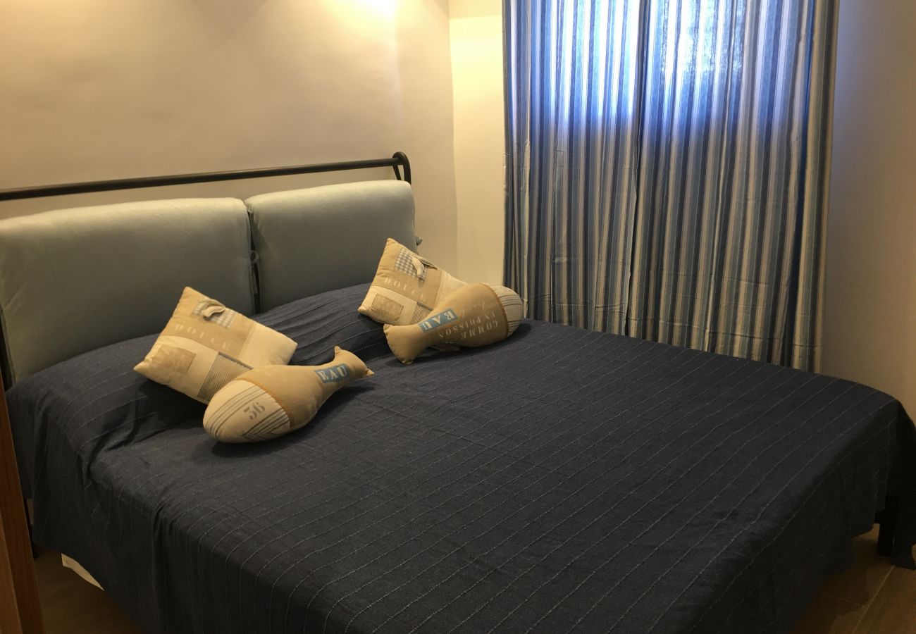 chambre moderne avec armoire et espace rangement