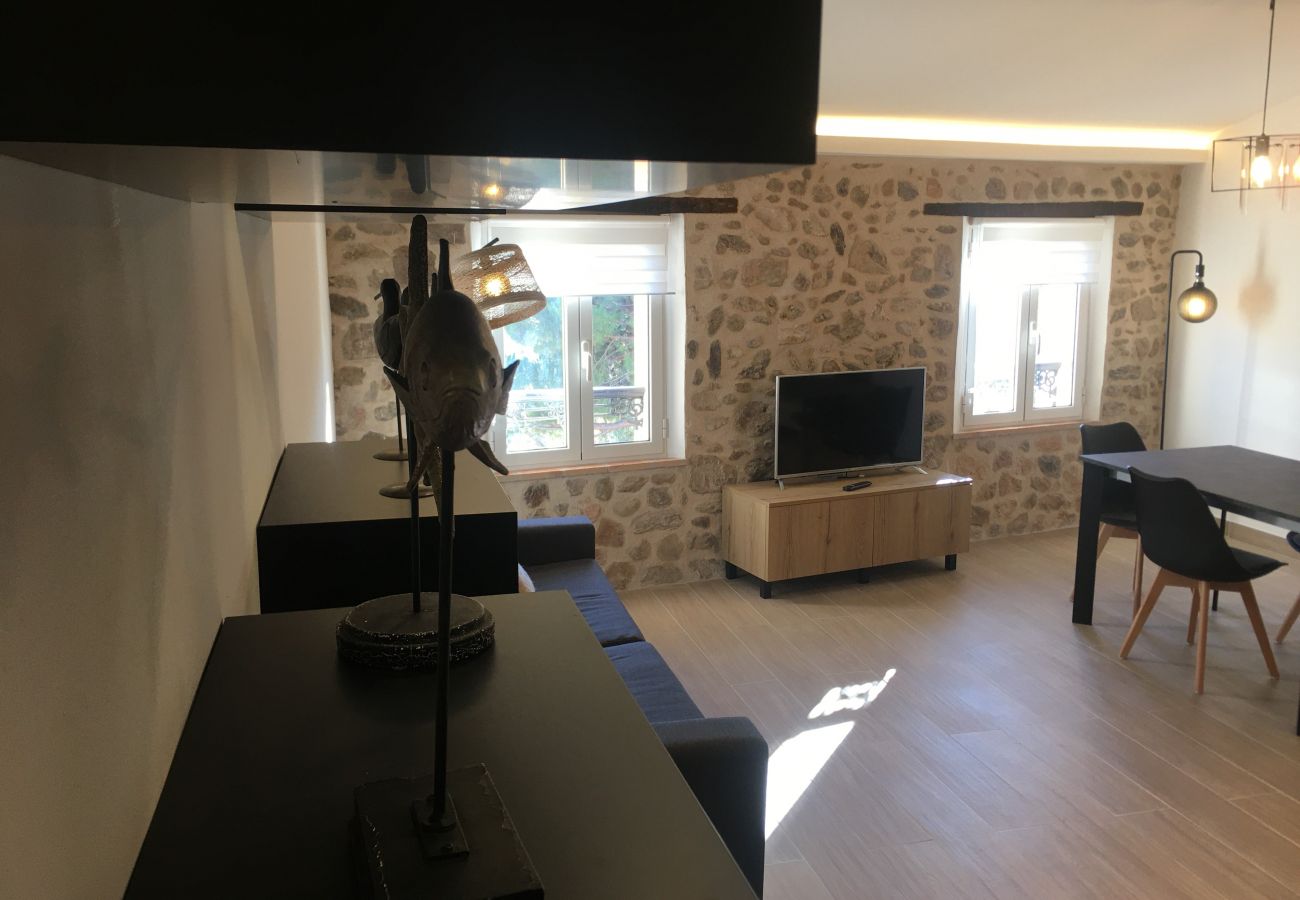 salon lumineux avec canapé-lit confortable