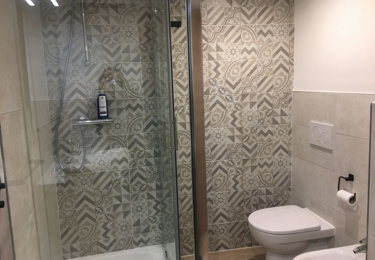 salle d’eau moderne et élégante avec douche spacieuse