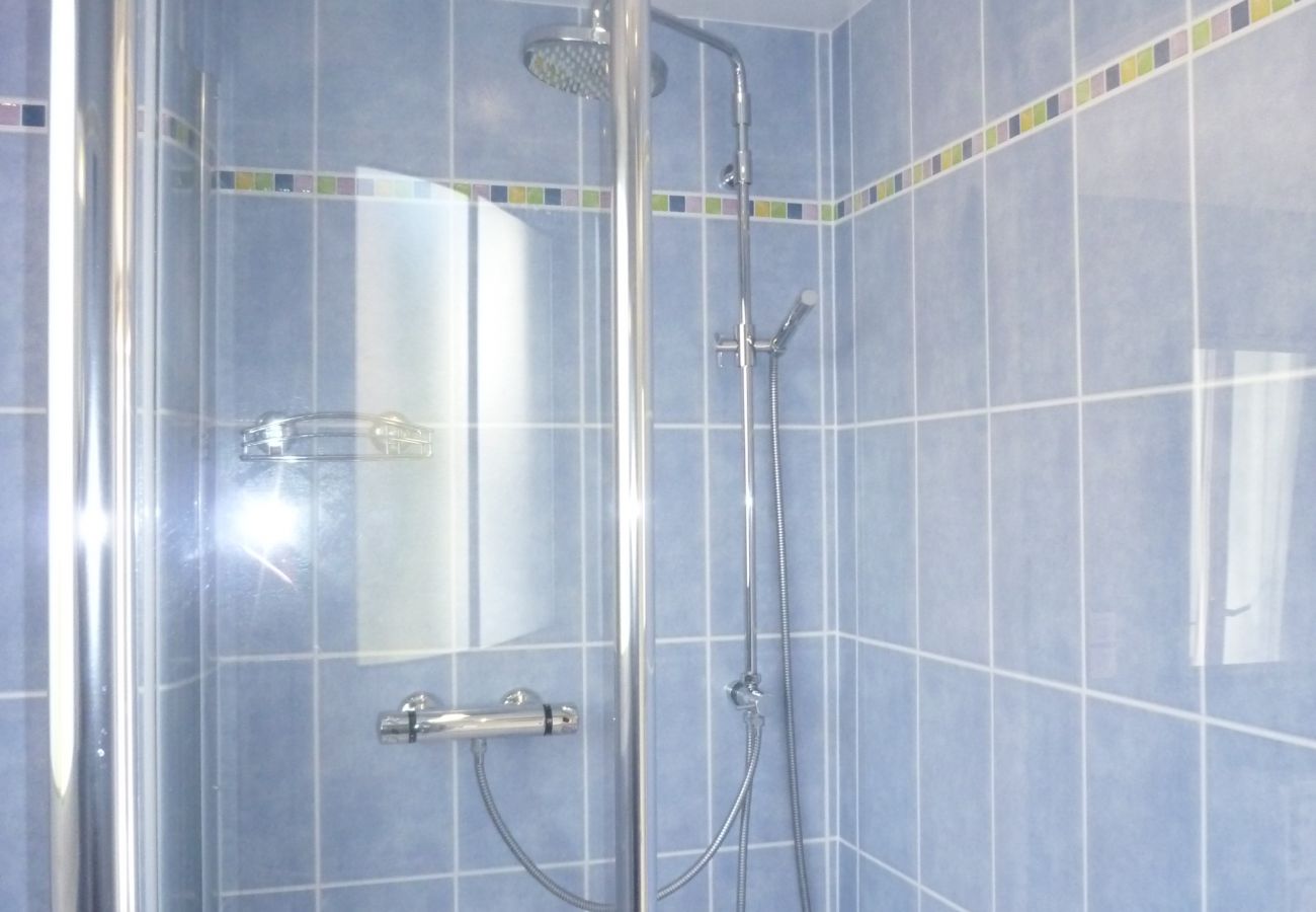 salle d’eau lumineuse et pratique