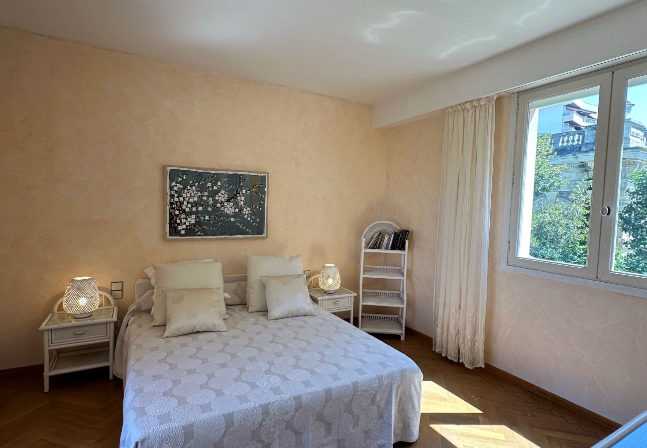 chambres à coucher avec lits doubles vue jardin