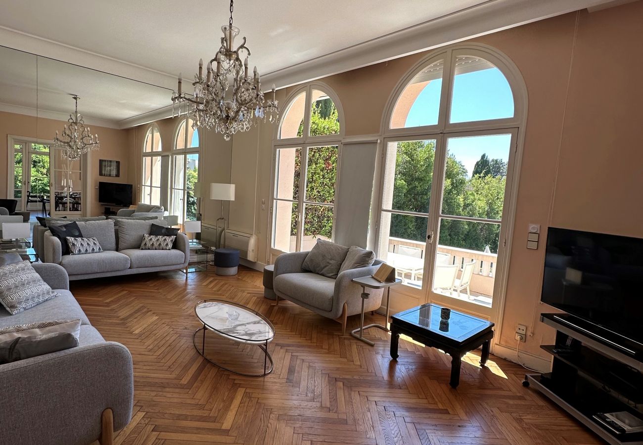 villa de luxe Cannes salon spacieux et lumineux