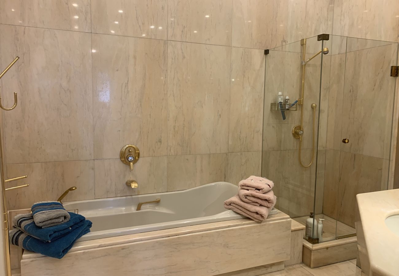 salles de bain avec douche et baignoire