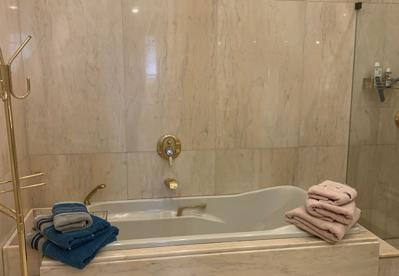 salles de bain avec douche et baignoire