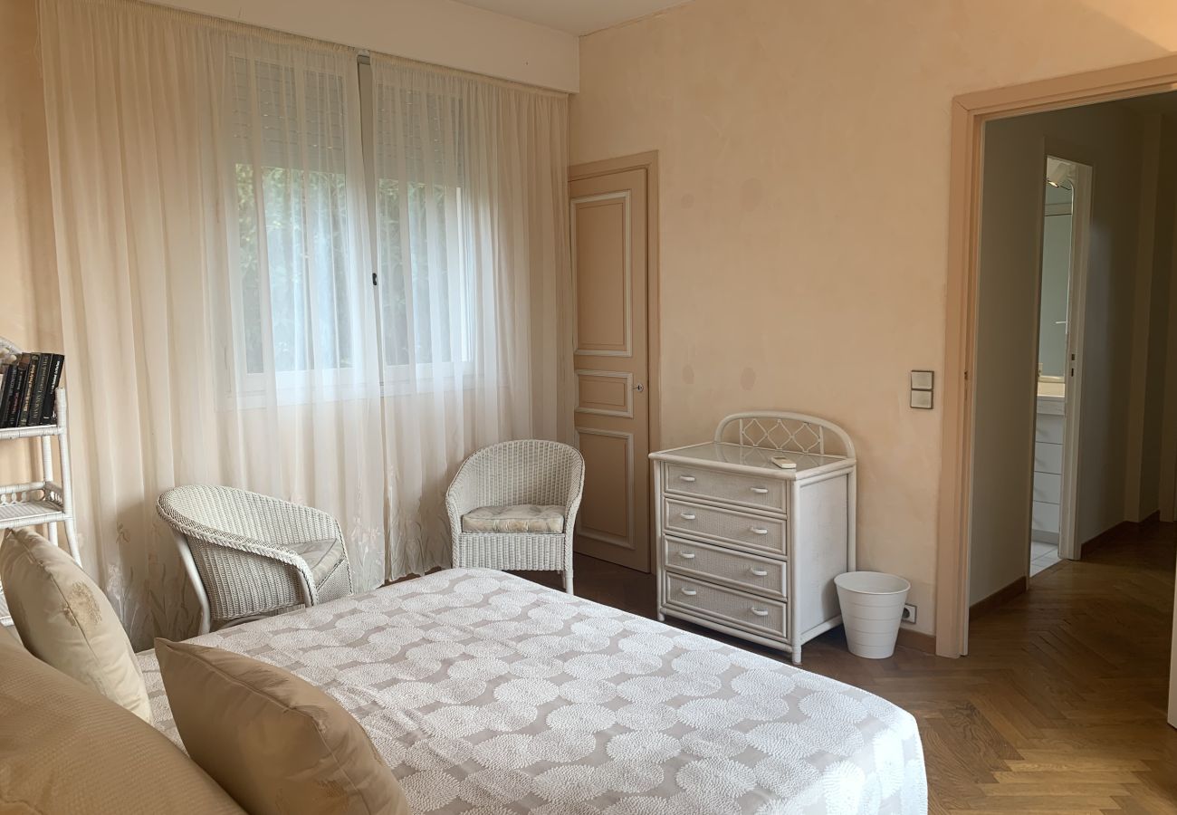 chambres à coucher avec lits doubles vue jardin