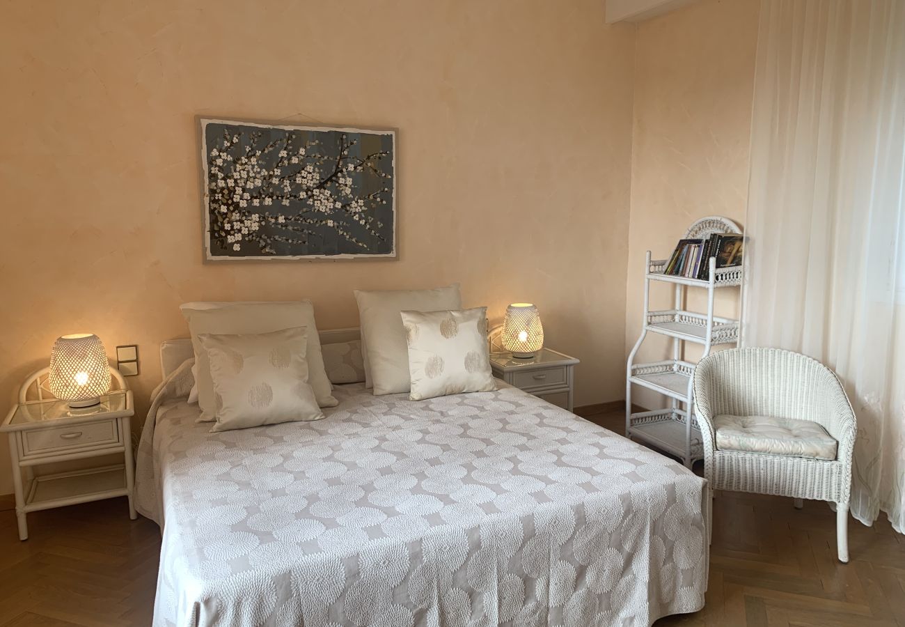 chambres à coucher avec lits doubles vue jardin