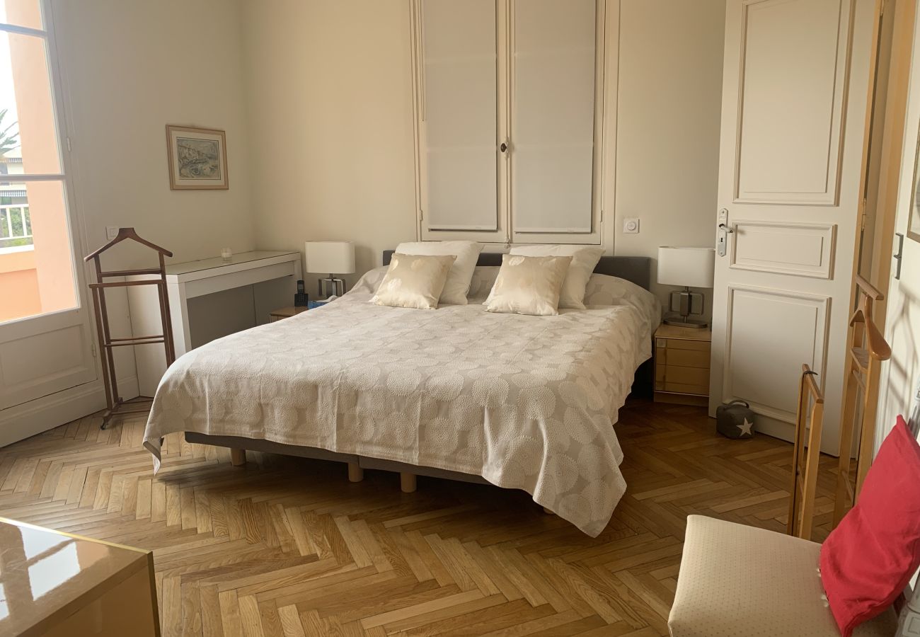 villa haut standing Cannes chambres à coucher avec lits doubles